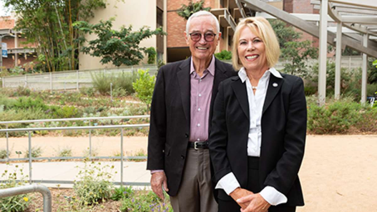 Longtime UCLA donors establish faculty chair in restorative dentistry