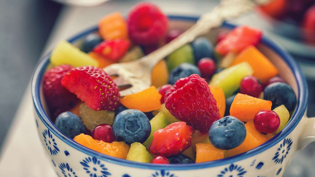 Knowing which foods warm the body – such as ginger – or cool – like berries  – could help manage inflammation | UCLA Health