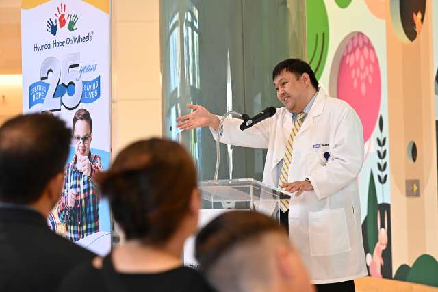 Dr. Steven Jonas speaks to the crowd gathered for the Hyundai Hope on Wheels event. (Photo by Todd Cheney/UCLA Health)