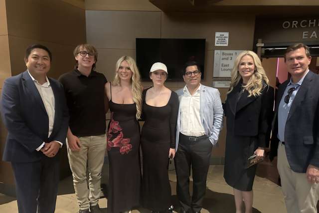 Brielle Cobb and her family pose for a photo with her doctors.