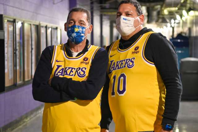 Andy Macias, left, enjoyed a Lakers game with his brother, Tom, who donated his kidney and stem cells to Andy. (UCLA Health photo)