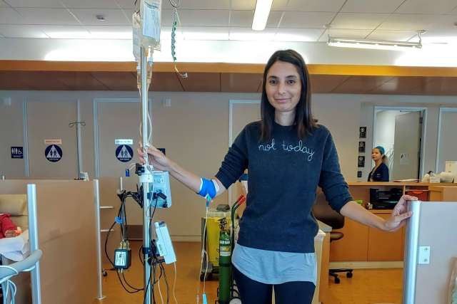 Elizabeth Wachsberg during her third round of chemotherapy for colon cancer treatment. (Photo courtesy of Elizabeth Wachsberg)