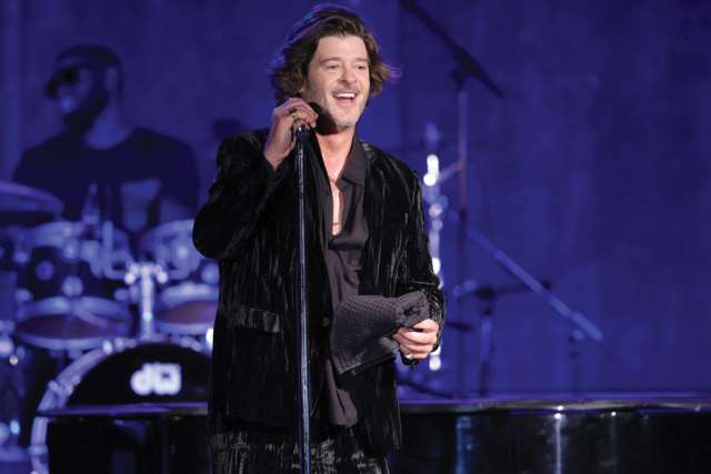 Robin Thicke performs at Taste for a Cure 2022