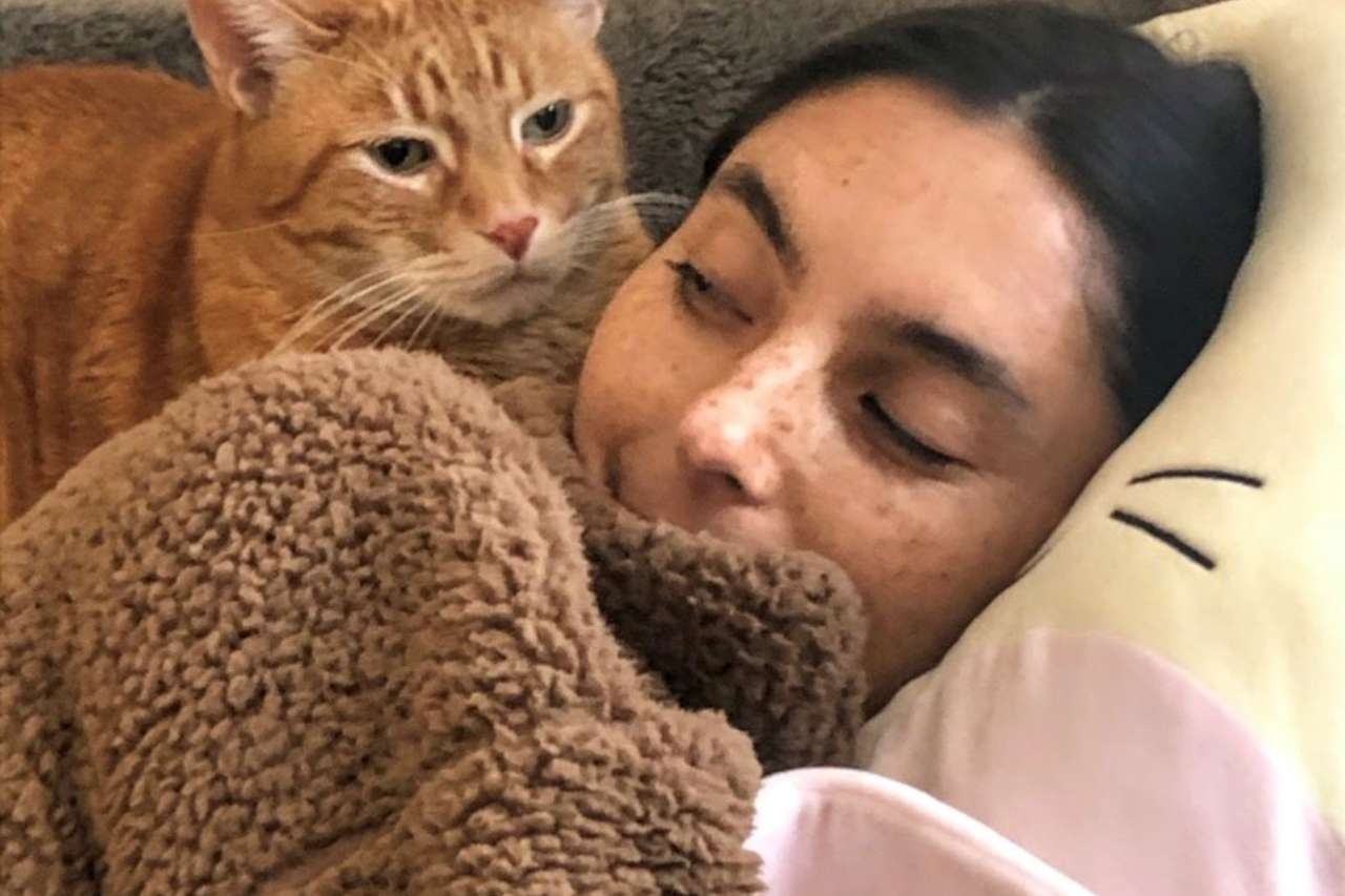 Pete comforts Elizabeth Wachsberg during her first round of chemotherapy. (Photo courtesy of Elizabeth Wachsberg)