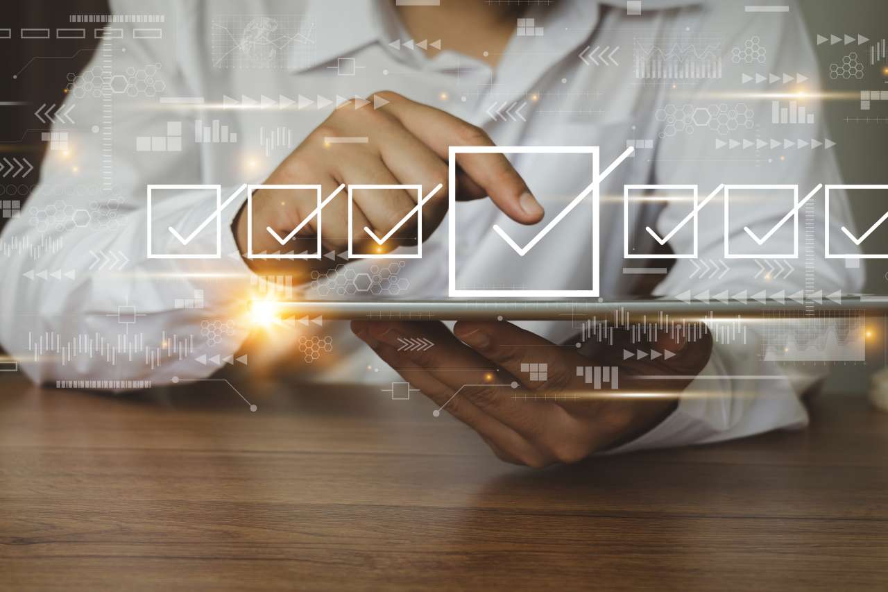 Man using virtual checklist