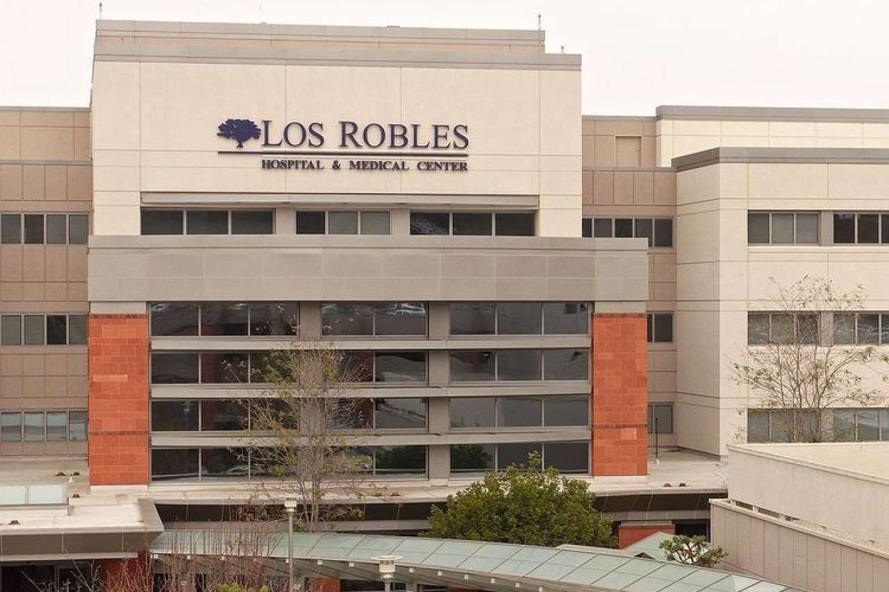 façade of the Los Robles hospital building