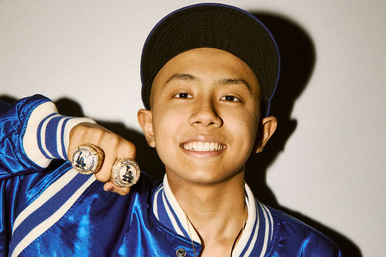 A teen oncology patient tries on super-sized World Series championship rings.