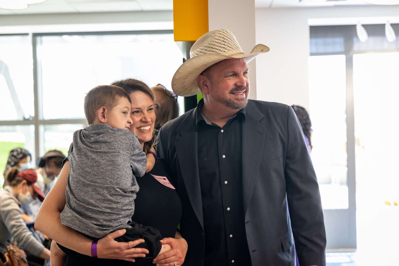 Garth Brooks stands with Jackie Redmond and her 5-year-old son Logan