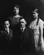 Bill, Grace, William & Mildred Longmire, 1920
