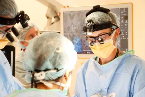 Dr. Sophie Peeters operating