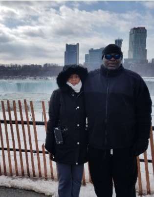 couple at Niagara falls