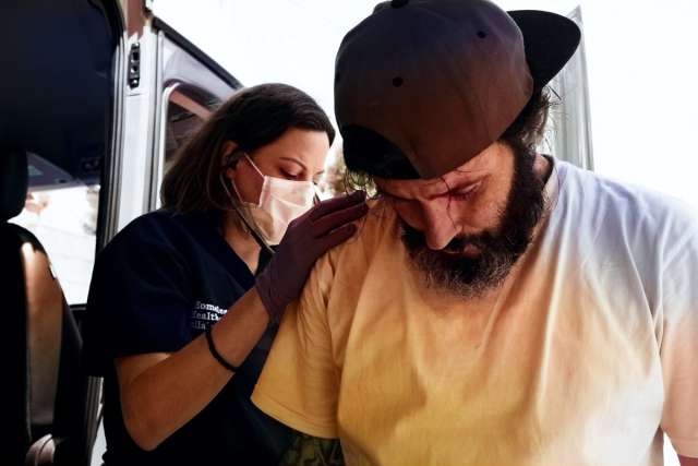 Homeless man getting medical care from HHC provider