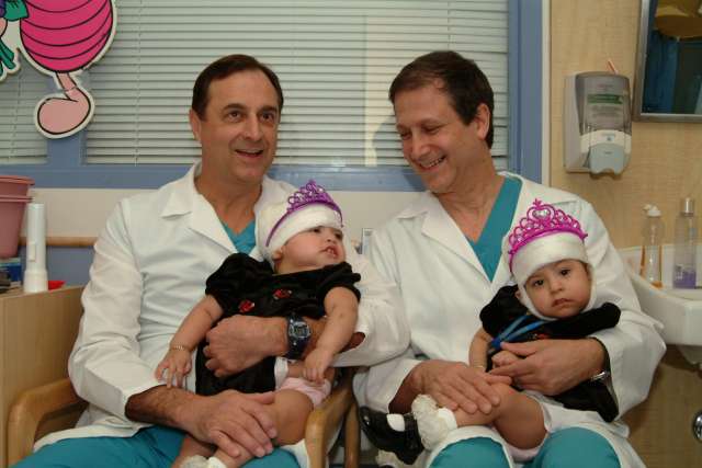 Doctors Henry Kawamoto and Jorge Lazareff holding Maria twins