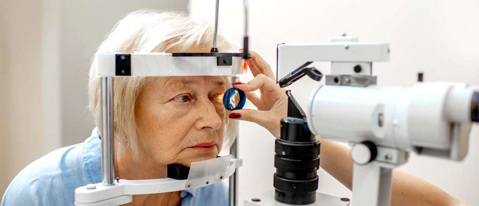 Glaucoma exam magnifier