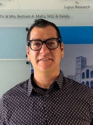 Headshot of Gabriel Valdivia.